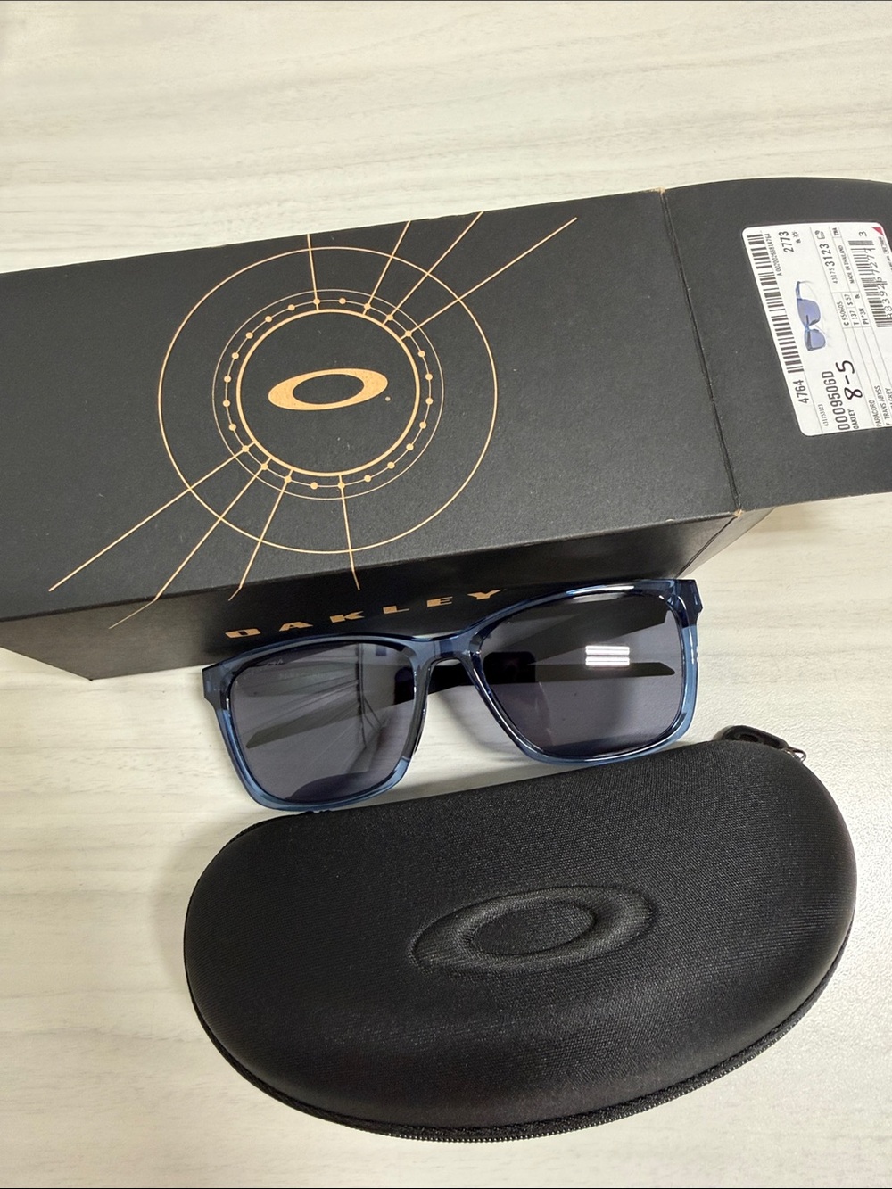 Oakley Men’s Blue Crystal Frame OO9506D Paracord